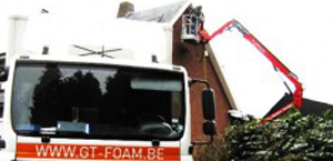 met pur een spouwmuur injecteren op groote hoogte